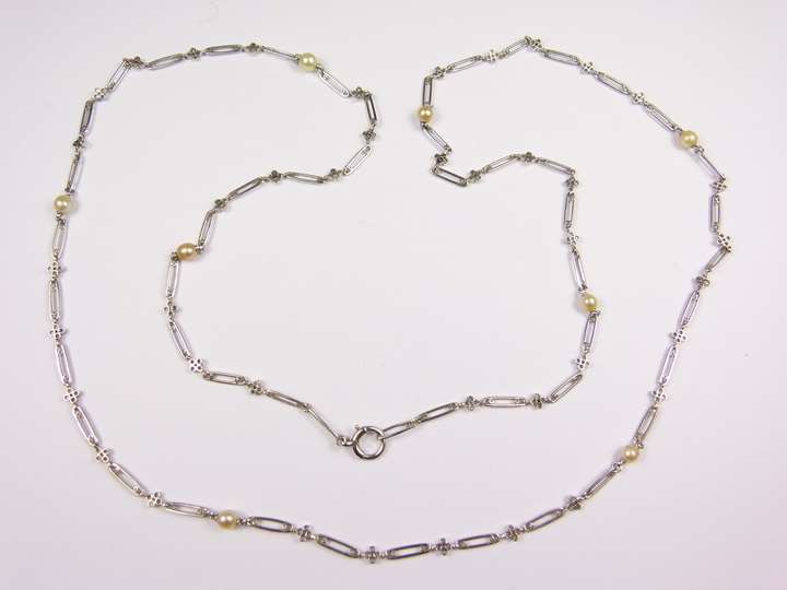 Oblong and quatrelobe link platinum chain and pearl necklace